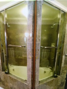 ラグーナ・バリのデラックスルームのバスルーム