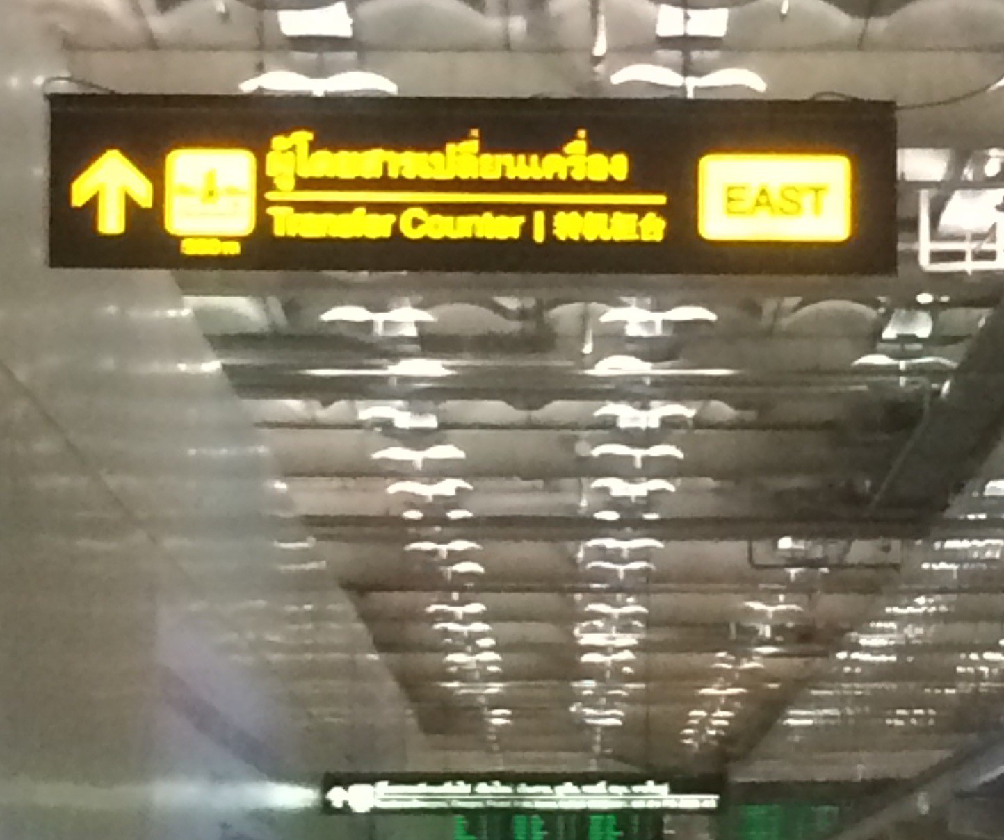 バンコクのスワンナプーム国際空港の乗り継ぎ-11