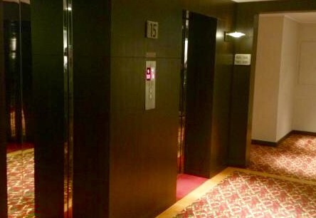 マリオット-サトーン-バンコクのロビーのエレベーター