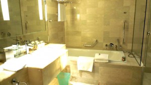 トレーダースホテル-クアラルンプールの部屋のバスルーム