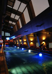 夜のトレーダースホテル-クアラルンプールのプール