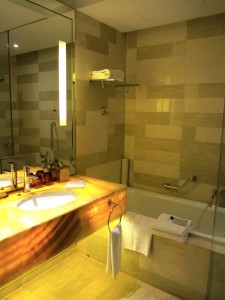 トレーダースホテル-クアラルンプールの部屋のバスルーム３